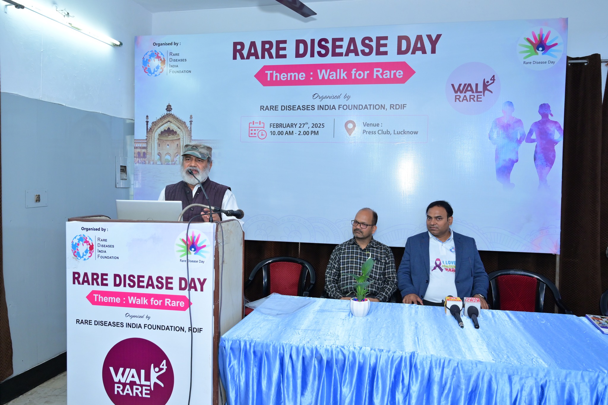 A speaker receiving a token of appreciation at the Lucknow event.